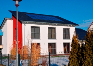 Einfamilienhaus in Graben, Kollektor: BUDERUS SKS 4.0, Kollektorfläche: 29m², Speicher: OSKAR Schichtenspeicher, Speichervolumen: 2.000 Liter + 11.000 Liter Langzeitspeicher, Solardeckung: ca. 65 Prozent, Restheizung: Solarwärmepumpe, Besonderheit: Diese Solaranlage arbeitet normal zur Heizungs- und Warmwasserunterstützung. Zusätzlich unterstützt die Solaranlage den Wärmepumpenbetrieb bei Kollektortemperaturen unter 40°C. Dadurch wird der Kollektorwirkungsgrad um das Doppelte vergrößert. Im Langzeitspeicher wird die sommerliche Überschussenergie in den Herbst und Frühwinter zwischengelagert.