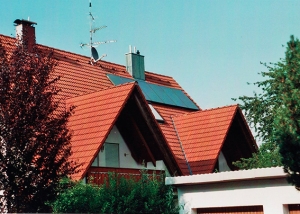 Einfamilienhaus in Königsbrunn, Kollektor: BUDERUS SKN 3.0, Kollektorfläche: 15m², Speicher: OSKAR Schichtenspeicher, Speichervolumen: 1.000 Liter, Solardeckung: ca. 30 Prozent, Restheizung: Gasbrennwertkessel, Besonderheit: Diese Solarheizung ist auf den zusätzlichen Betrieb eines Kaminofen mit Wassertasche vorbereitet.