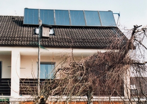 Einfamilienhaus in Bobingen, Kollektor: CITRIN CS 100 F- aufgeständert, Kollektorfläche: 13m², Speicher: ORION Pufferspeicher, Speichervolumen: 825 Liter, Solardeckung: ca. 25 Prozent, Restheizung: Gasbrennwertkessel, Besonderheit: Solarheizung mit legionellenfreier Frischwassertechnik