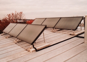 Einfamilienhaus in Bobingen, Kollektor: BUDERUS SKN 3.0- aufgeständert, Kollektorfläche: 15m², Speicher: OSKAR Schichtenspeicher, Speichervolumen: 1.000 Liter, Solardeckung: ca. 30 Prozent, Restheizung: Pelletskessel, Besonderheit: Solarheizung mit legionellenfreier Frischwassertechnik