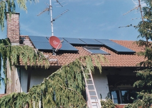 Einfamilienhaus in Graben, Kollektor: BUDERUS SKN 2.0, Kollektorfläche: 20m², Speicher: OSKAR Schichtenspeicher, Speichervolumen: 2.000 Liter, Solardeckung: ca. 33 Prozent, Restheizung: Holzkessel mit automatischer Zündung, Besonderheit: Der Schichtenspeicher wurde im Keller zusammengebaut, da Türbreite nur 80cm ist