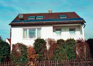 Einfamilienhaus in Königsbrunn, Kollektor: Wagner C 20, Kollektorfläche: 14m², Speicher: OSKAR Schichtenspeicher, Speichervolumen: 750 Liter, Solardeckung: ca. 30 Prozent, Restheizung: Gasbrennwertkessel, Besonderheit: Die Warmwasserbereitung erfolgt einer Frischwasserstation.