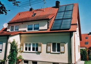 Einfamilienhaus in Königsbrunn, Kollektor: BUDERUS SKN 2.0, Kollektorfläche: 15m², Speicher: OSKAR Schichtenspeicher, Speichervolumen: 750 Liter, Solardeckung: ca. 30 Prozent, Restheizung: Gasbrennwertkessel, Besonderheit: Die Warmwasserbereitung erfolgt einer Frischwasserstation.