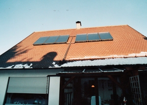 Einfamilienhaus in Königsbrunn, Kollektor: BUDERUS SKS 4.0, Kollektorfläche: 15m², Speicher: OSKAR Schichtenspeicher, Speichervolumen: 1.300 Liter, Solardeckung: ca. 35 Prozent, Restheizung: Gaskessel, Besonderheit: Der Schichtenspeicher wurde im Keller zusammengebaut, da Türbreite nur 80cm ist.