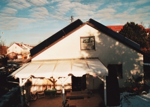 Einfamilienhaus in Stadtbergen, Kollektor: BUDERUS SKS 4.0 - aufgeständert, Kollektorfläche: 15m², Speicher: OSKAR Schichtenspeicher, Speichervolumen: 1.000 Liter, Solardeckung: ca. 30 Prozent, Restheizung: bestehender Gasbrennwertkessel, Besonderheit: Die Solarkollektoren sind auf dem Ost- und Westdach nach Süden ausgerichtet.