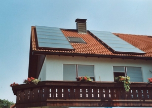 Einfamilienhaus in Untermeitingen, Kollektor: CITRIN CS 100F, Kollektorfläche: 25m², Speicher: OSKAR Schichtenspeicher, Speichervolumen: 2.000 Liter, Solardeckung: ca. 40 Prozent, Restheizung: Holzkessel mit autom. Zündung, Besonderheit: Der Schichtenspeicher wurde im Keller zusammengebaut, da die Türbreite nur 80cm ist