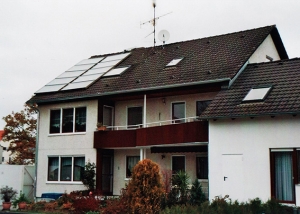 3-Familienhaus in Stadtbergen, Kollektor: CITRIN CS 100F, Kollektorfläche: 21m², Speicher: OSKAR Schichtenspeicher, Speichervolumen: 1.340 Liter, Solardeckung: ca. 30 Prozent, Restheizung: bestehender Gaskessel, Besonderheit: Diese Solaranlage wurde mit der doppelten Solarförderung (Innovationsbonus) gefördert.