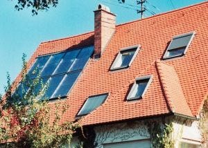 3-Familienhaus in Augsburg-Pfersee, Kollektor: BUDERUS SKS 4.0 INDACH, Kollektorfläche: 19m², Speicher: OSKAR Schichtenspeicher, Speichervolumen: 1.850 Liter, Solardeckung: ca. 30 Prozent, Restheizung: Gasbrennwertkessel, Besonderheit: Der Schichtenspeicher wurde um 10cm des Standardhöhenmasses gekürzt. Das Ziel war maximale Speichergröße an die Raummasse anzupassen. Der Speicher wurde auch im Heizraum vor Ort zusammengebaut.