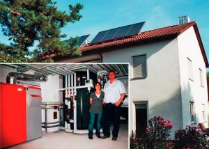 2-Familienhaus in Klosterlechfeld, Kollektor: Citrin Solar CS 100F, Kollektorfläche: 17m², Speicher: OSKAR Schichtenspeicher, Speichervolumen: 1.850 Liter, Solardeckung: ca. 40 Prozent, Restheizung: Pelletskessel, Besonderheit: Die Solaranlage ist auf ca. 60° Neigung aufgeständert. Der Speicher wurde auf Grund der niedrigen Kellerdeckenhöhe genau auf Mass gefertigt. Dadurch maximales Speichervolumen und somit höhere Solarausbeute möglich. Die Heizkörper wurden als Niedertemperatursystem mit max. 50°C ausgelegt.