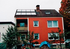 Einfamilienhaus in Augsburg, Kollektor: BUDERUS SKN 2.0, Kollektorfläche: 19m², Speicher: OSKAR Schichtenspeicher, Speichervolumen: 2.000 Liter, Solardeckung: ca. 30 Prozent, Restheizung: Holzkessel mit autom. Zündung, Besonderheit: Der Schichtenspeicher wurde im Keller zusammengebaut,da Türbreite nur 80cm ist. Der bestehende Ölkessel wurde in das Holzheizungskonzept als Notbeheizung bei Krankheit oder Abwesenheit mit integriert.