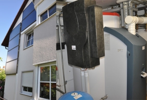 Einfamilienhaus in Königsbrunn, Kollektor: CITRIN - Fassadenmontage, Kollektorfläche: 13m², Speicher: SolvisMax Solarheizkessel, Speichervolumen: 750 Liter, Energieverbrauch vorher: 32.000 kWh Gas, Energieverbrauch nachher: 16.900 kWh Gas, Energieeinsparung: 35 Prozent, Restheizung: integrierter Gasbrennwertkessel, Besonderheit: Der Gasbrenner ist im Speicher platziert, dadurch wird im laufenden Betrieb immer Brennwertnutzen generiert. Das Solarheizsystem ist mit einer solaren Start-Stopp-Regelung für den Gasbrenner ausgestattet. Einbindung des Kachelofen mit Wassertasche.