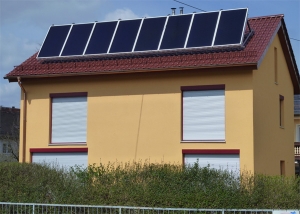 Einfamilienhaus in Königsbrunn, Kollektor: WAGNER L20 Antireflexglas -aufgeständert, Kollektorfläche: 21m², Speicher: Kombischichtenspeicher, Speichervolumen: 1.000 Liter, Solardeckung: ca. 40 Prozent, Restheizung: Pelletskessel, Besonderheit: Diese Heizungsanlage ist mit einem der ersten Brennwerttauglichen Pelletskessel im Landkreis Augsburg ausgestattet worden.