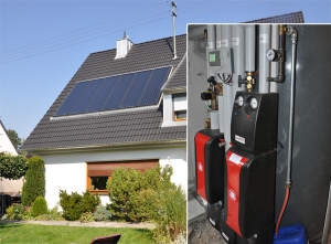 Einfamilienhaus in Königsbrunn, Kollektor: SST Solartechnik, Kollektorfläche: 18m² Indach als Grossflächenkollektor, Speicher: OSKAR Schichtenspeicher, Speichervolumen: 1000 Liter, Energieeinsparung: ca. 45 Prozent, Restheizung: Gasbrennwertkessel, Besonderheit: Der Solarkollektor wurde an einem Stück mit dem Kran als Indachmontage während der Dachsanierung montiert.