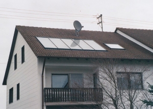 Einfamilienhaus in Reinhartshausen, Kollektor: TEUFEL & SCHWARZ - Indach, Kollektorfläche: 15m², Speicher: OSKAR Schichtenspeicher, Speichervolumen: 750 Liter, Solardeckung: ca. 30 Prozent, Restheizung: Pelletskessel, Besonderheit: Die Solaranlage besteht aus einem Grossflächenkollektor, dier an einem Stück montiert worden ist.