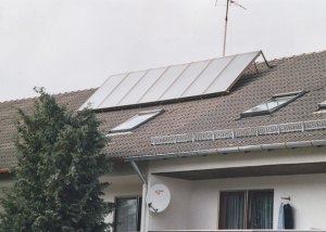 Einfamilienhaus in Untermeitingen, Kollektor: Citrin CS 100 - aufgeständert, Kollektorfläche: 15m², Speicher: OSKAR Schichtenspeicher, Speichervolumen: 1.000 Liter, Solardeckung: ca. 30 Prozent, Restheizung: Pelletskessel, Besonderheit: Solarheizung mit legionellenfreier Frischwassertechnik