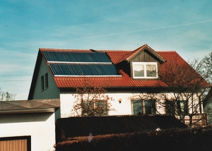 3-Familienhaus in Graben, Kollektor: Green-One-Tec, Kollektorfläche: 22m², Speicher: 2 Pufferspeicher in Reihenschaltung, Speichervolumen: 1.650 Liter, Solardeckung: ca. 30 Prozent, Restheizung: Pelletskessel, Besonderheit: Diese Solaranlage wurde mit der doppelten Solarförderung (Innovationsbonus) gefördert. In diesem 3-Familienhaus werden Zierfische gezüchtet. Diese Aqaurien werden über auch im Sommer beheizt. Dies geschieht über die Dimensionierung der Solaranlage.